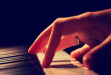 [NBA]麦克丹尼尔斯断球反击 兰德尔双手飞扣.